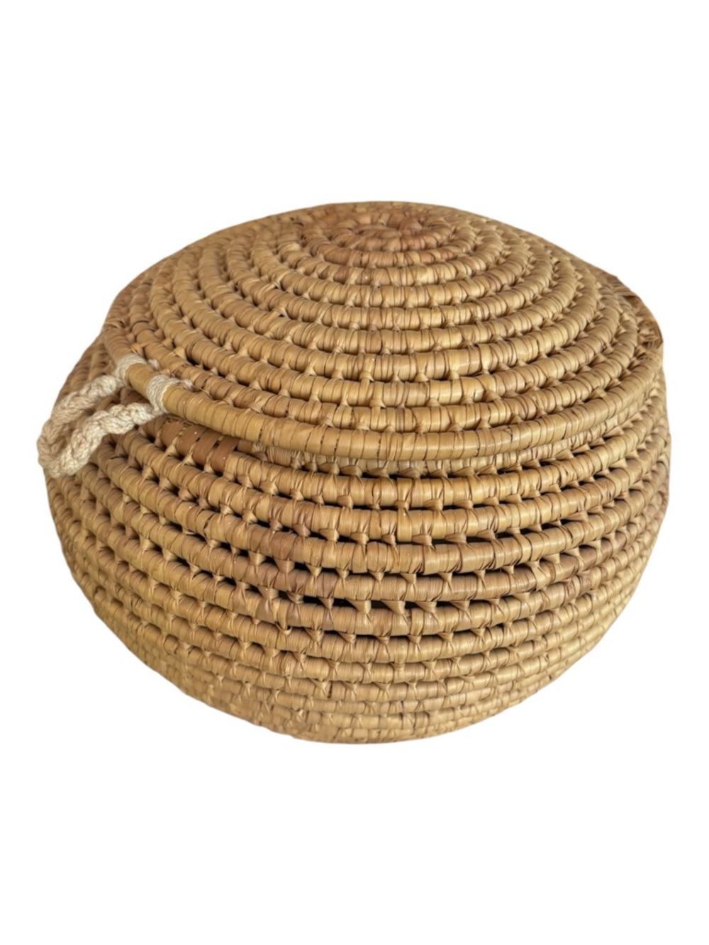 70s HANDMADE ROUND COILED GRASS BASKET W LID & CROCHET LOOP COTTAGECORE 9"W 5"H